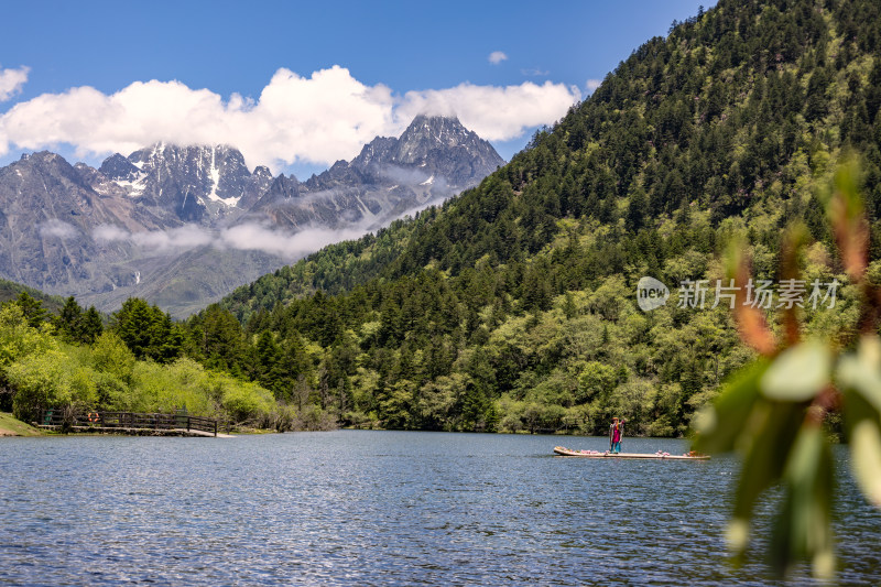 川西之旅，雪山，白云，湖泊，树林