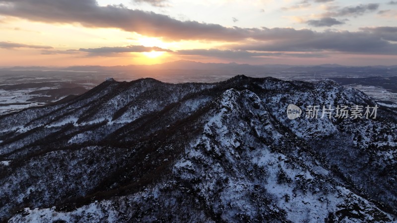 航拍威海市临港区南玉皇山冬季雪后山野