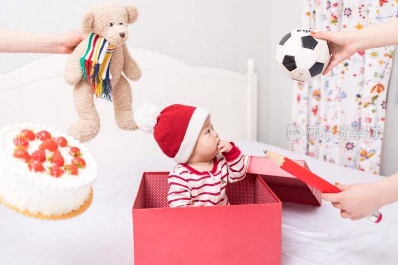 婴儿和礼物盒