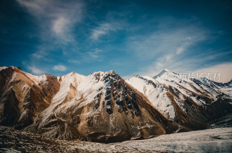 壮丽雪山天空自然风景