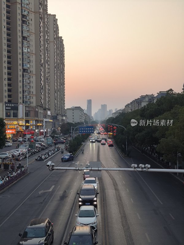 城市道路车流涌动的黄昏街景