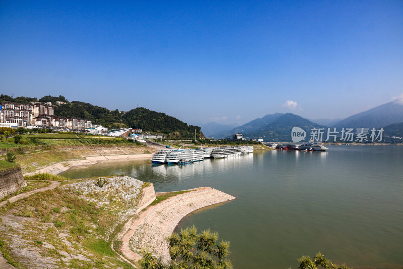 秭归港长江沿岸停靠的大型邮轮船舶