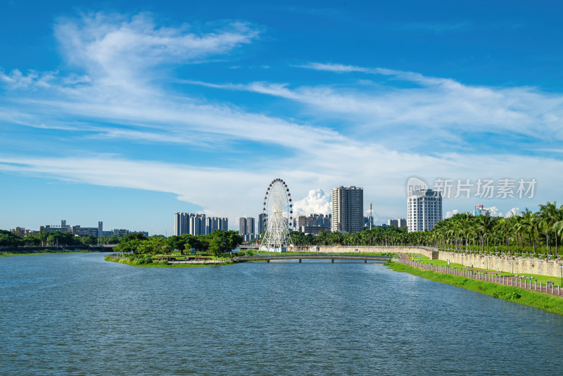 河畔摩天轮与城市建筑景观