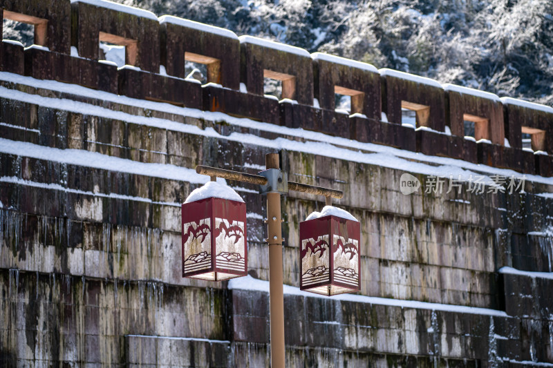 四川眉山瓦屋山景区雪中古墙红灯笼