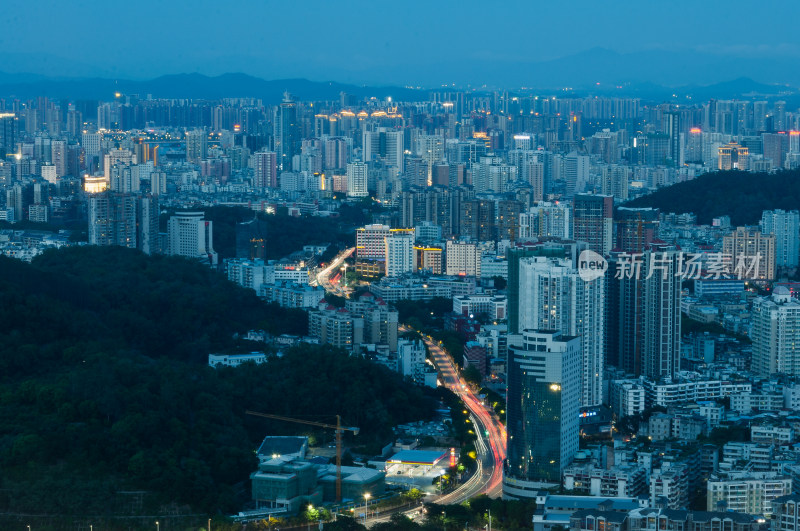 城市黄昏夜景俯瞰