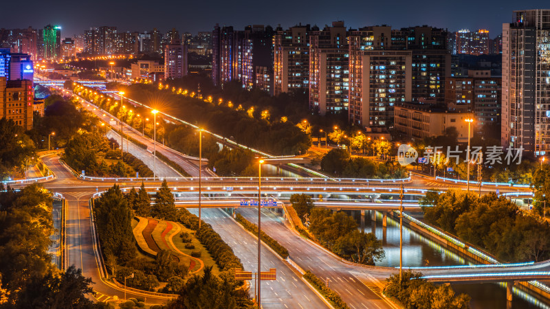 北京夜色 立交桥上的璀璨光影与城市脉络