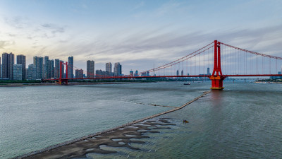 中国武汉鹦鹉洲长江大桥与露出的江中小路