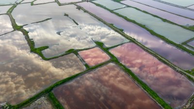 山西运城盐池湖水倒影天光云影