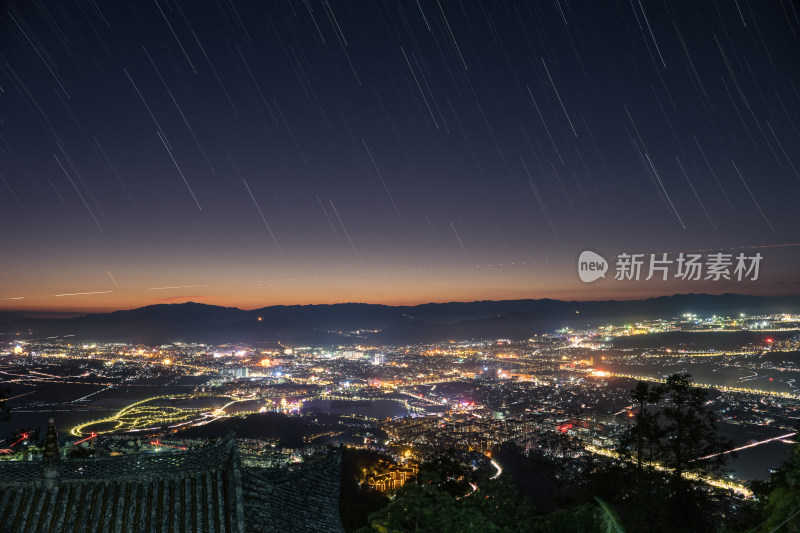 夜幕下的腾冲城市夜景星轨璀璨