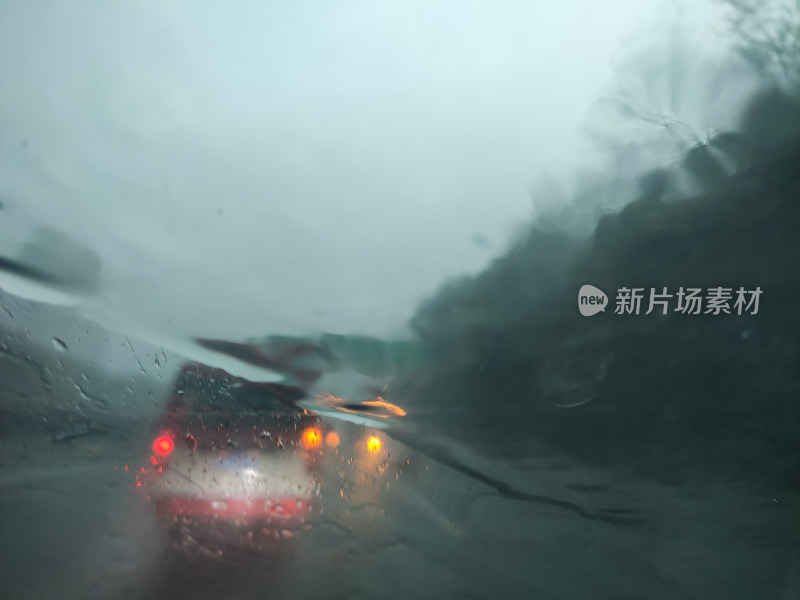 雨天模糊车窗内看到的车辆灯光