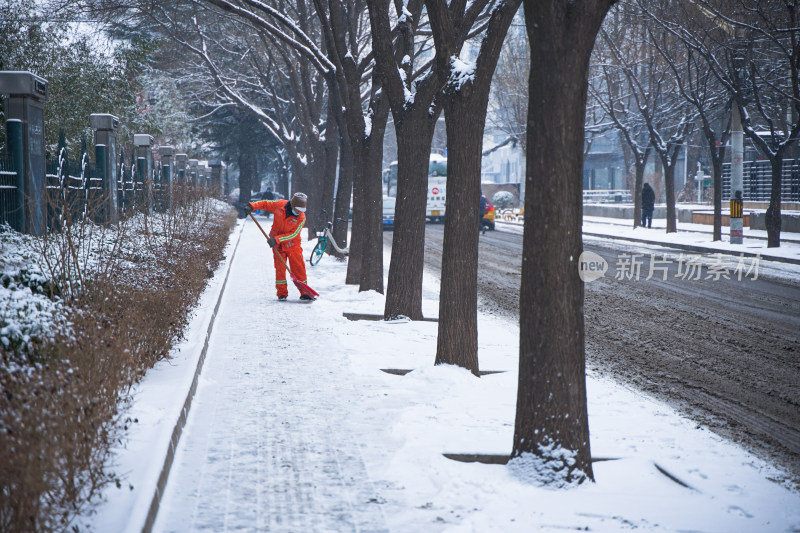 街道上的清洁工在扫雪