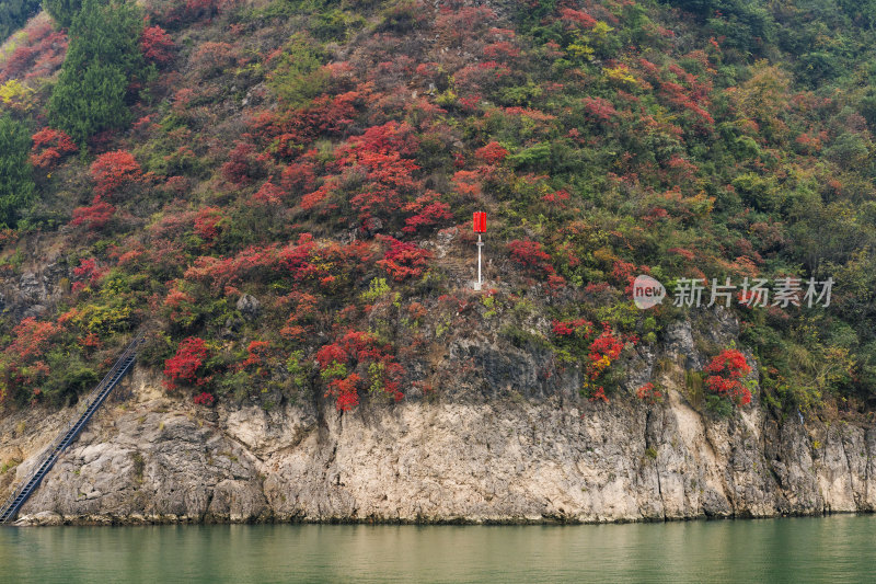 重庆市巫山县小三峡悬崖峭壁上的航标