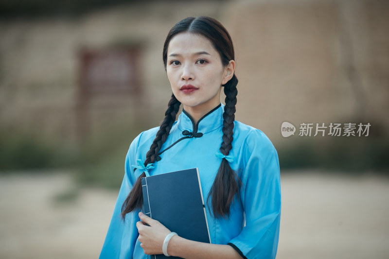 在古城身穿民国学生服饰的女大学生