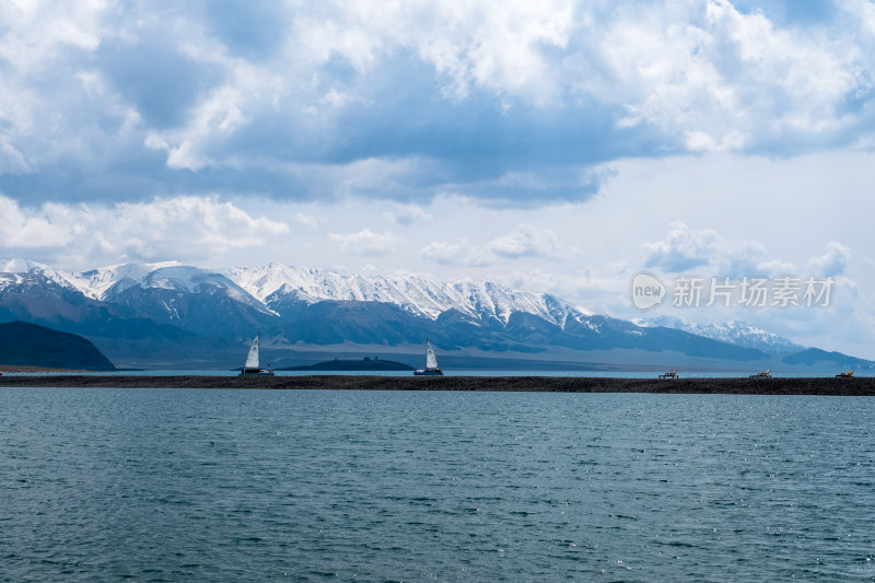 新疆赛里木湖蓝天白云雪山湖泊绝美风光