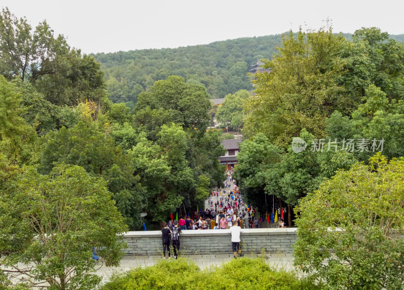 山林间人群聚集的热闹场景