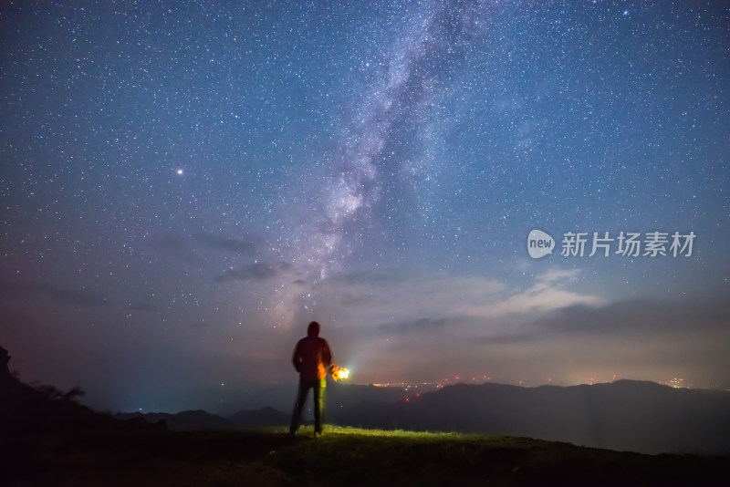 夜晚山顶观星的人