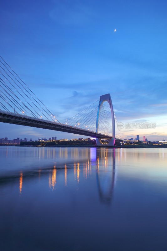 广西南宁青山大桥城市风光建筑夜景