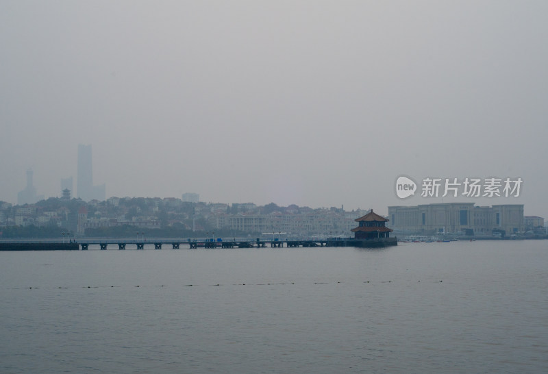 青岛栈桥海滨城市雾中远景建筑景观