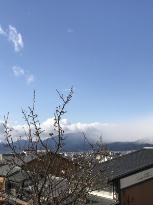 日本早春的城市山景蓝天白云画面