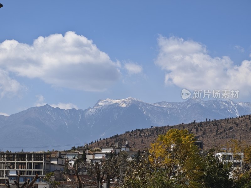 城镇远景与雪山自然风光