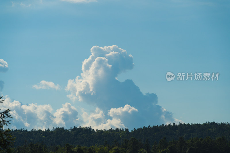 远处的山和云景