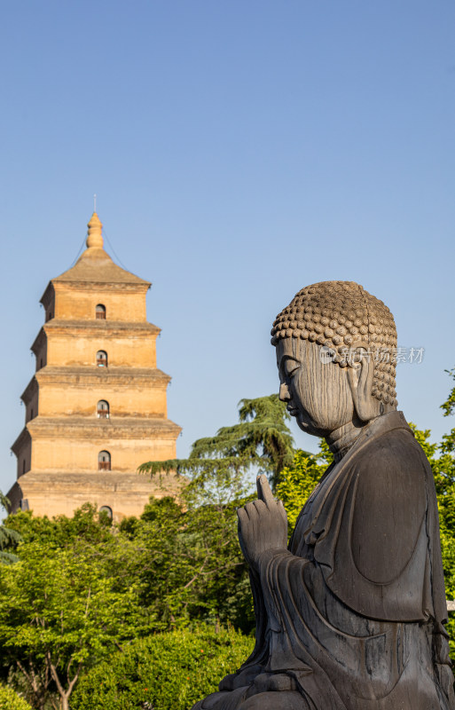 西安大雁塔大慈恩寺遗址公园释迦牟尼像景观