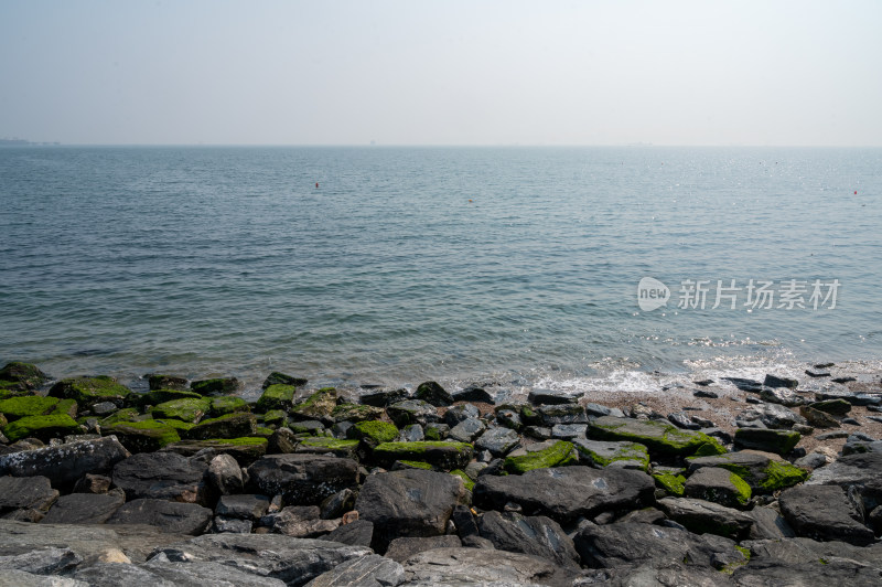 海浪拍打岸边礁石景象