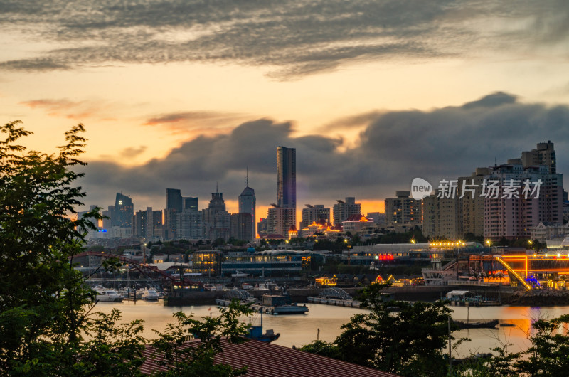 中国青岛小麦岛黄昏时分城市上空乌云翻滚