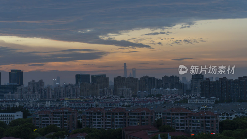 黄昏时分城市建筑群的全景图