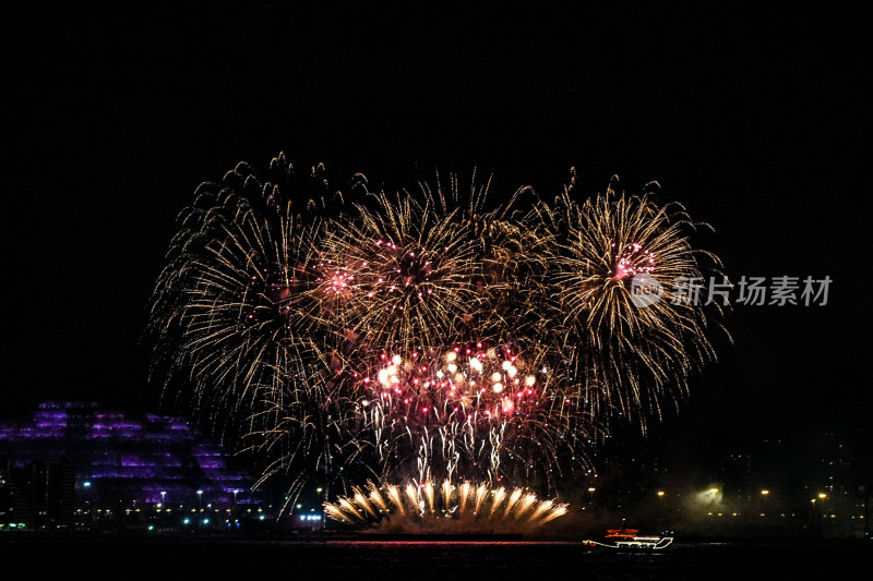 夜空绽放的绚烂烟花