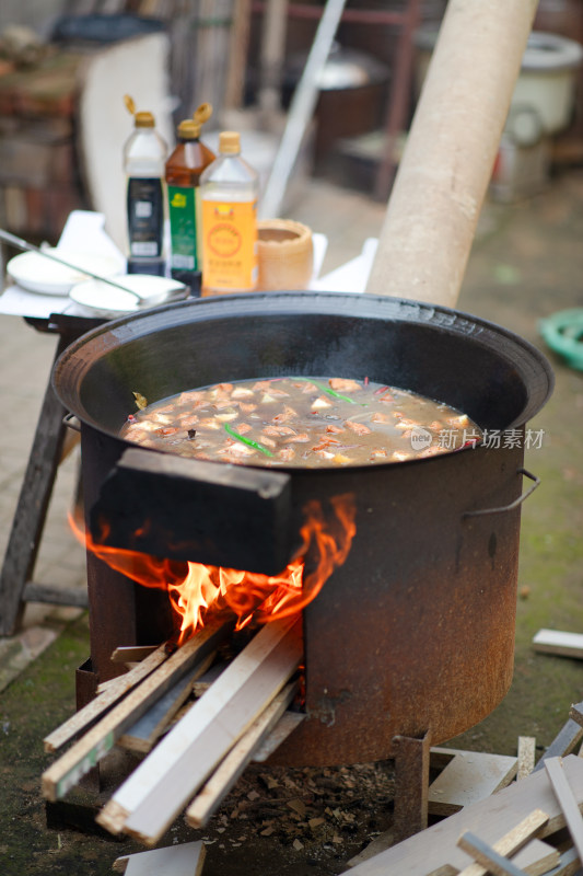 农村地锅烧柴火做饭