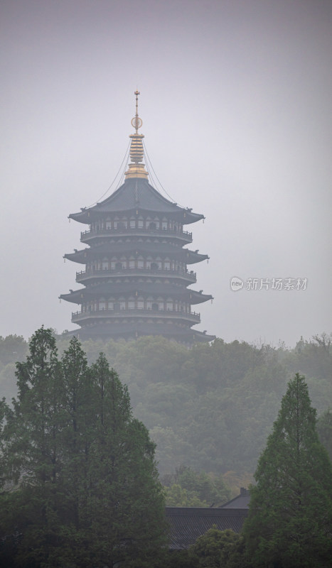 杭州西湖长桥公园雷峰塔雾色景观