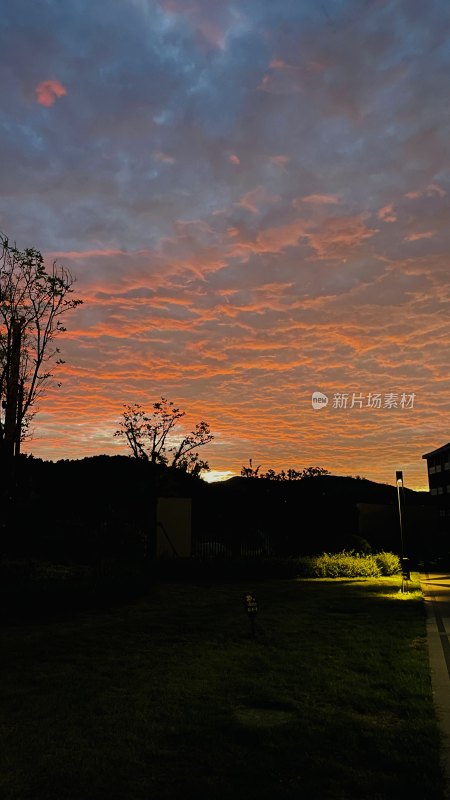 黄昏时分的天空与地面景观