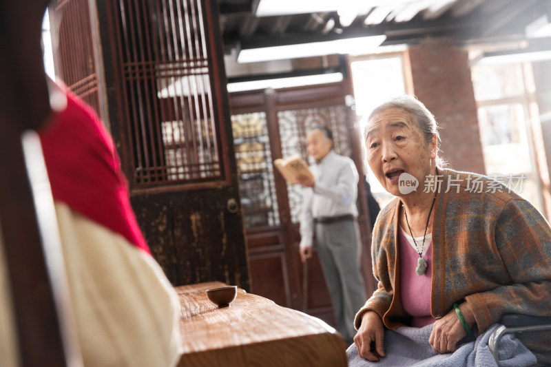 老姐妹俩喝茶聊天