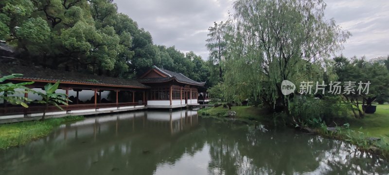 水边古色古香中式建筑全景