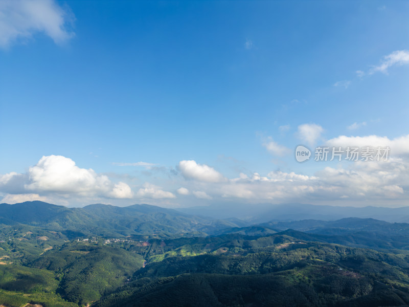 航拍壮阔山景与蓝天白云相映的自然景观