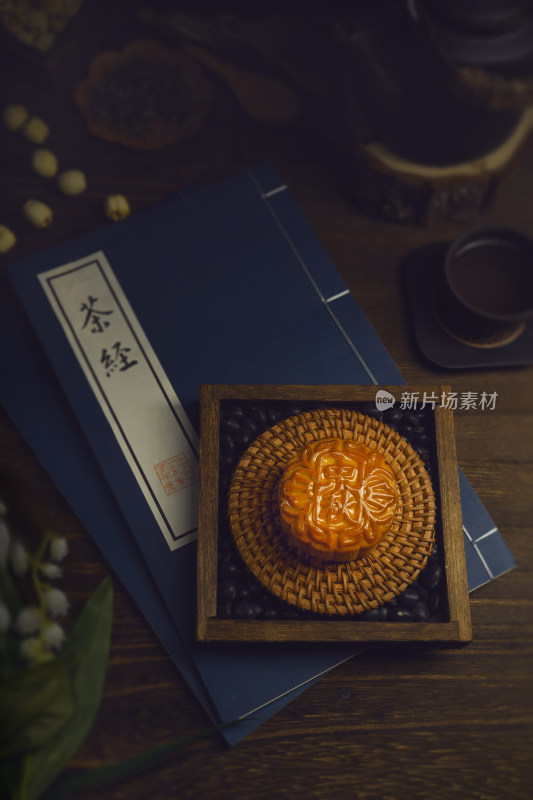 中秋节品茶看书吃月饼