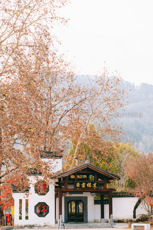 黄山市齐云山旅游景区中式建筑旁的山间景致