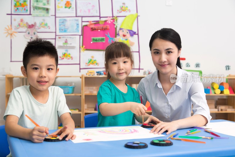 幼儿园女老师辅导儿童画画