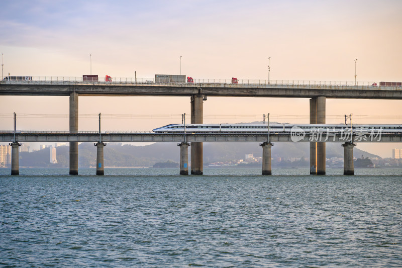 日落下跨海桥上行驶的火车