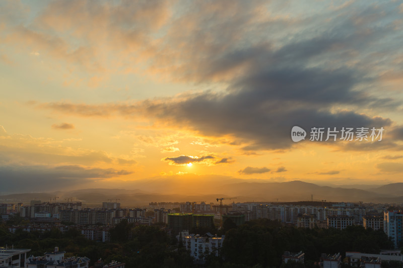 落日夕阳下的景洪市