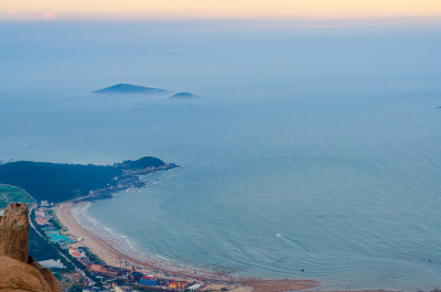 青岛崂山仰口景区，天苑上远眺大海和海岛