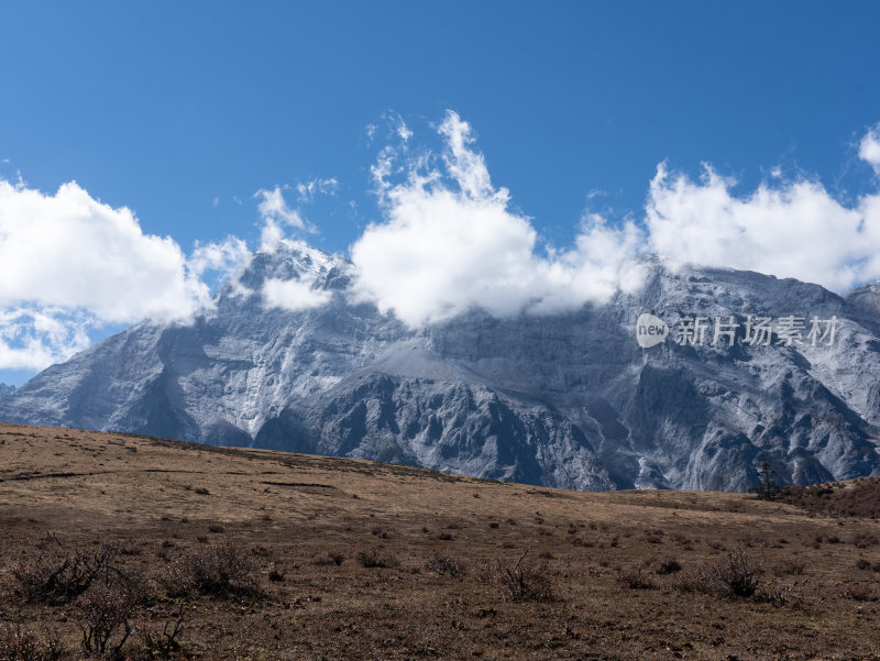 站在玉龙雪山牦牛坪，观赏山川风景