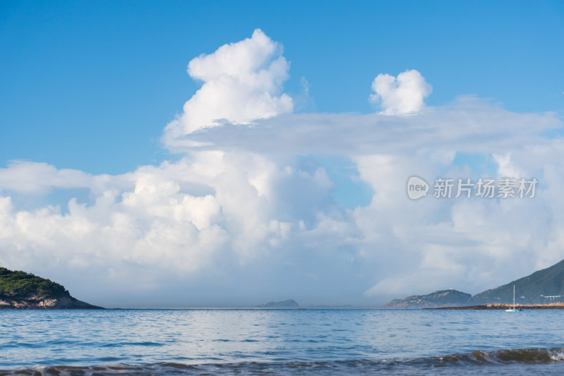 东山岛海边蓝天白云风景