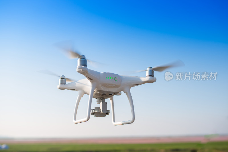 空中飞行的白色无人机