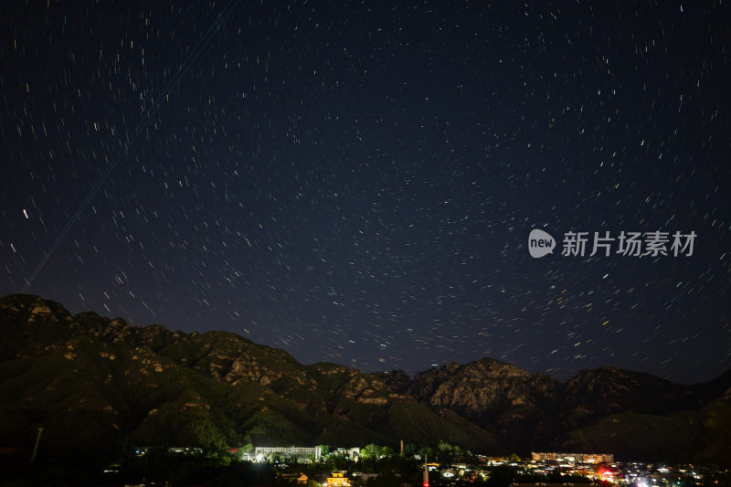 山间村落夜空的星轨景象