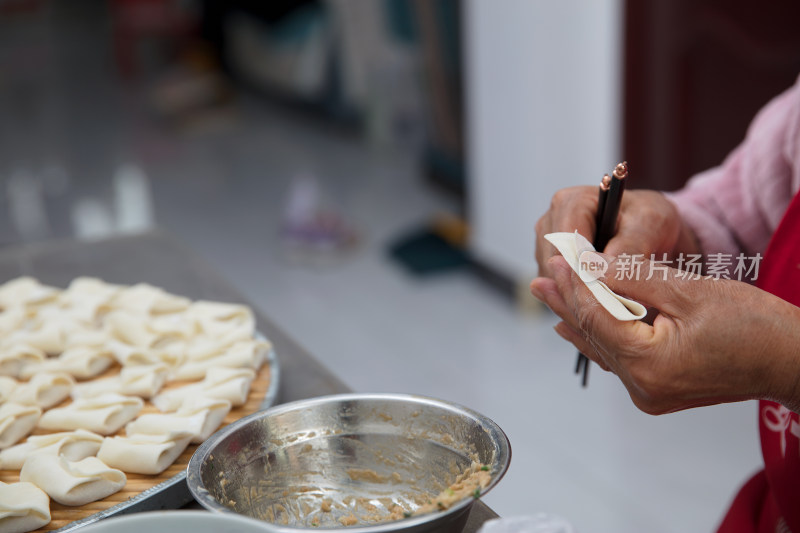 中国传统美食馄饨制作中