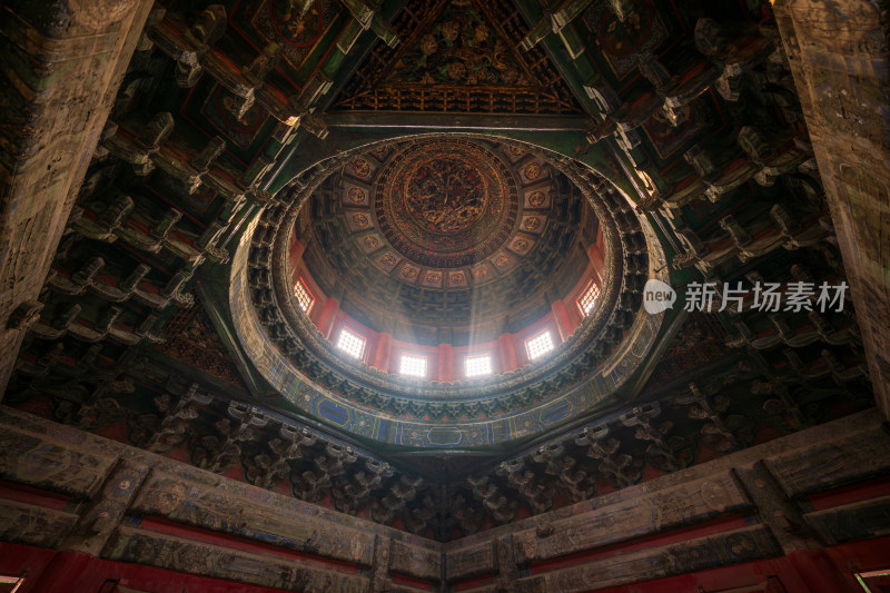 紫禁城故宫御花园万春亭蟠龙藻井光影光束