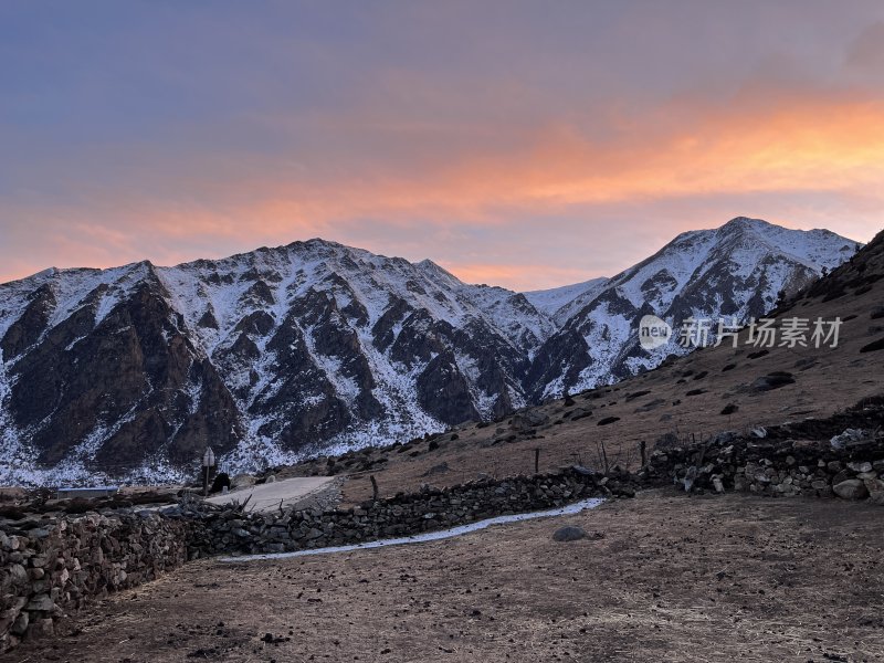 雪山与晚霞