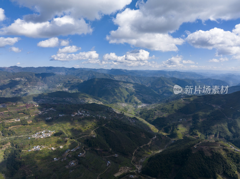 云南哀牢山脉大山森林蓝天白云